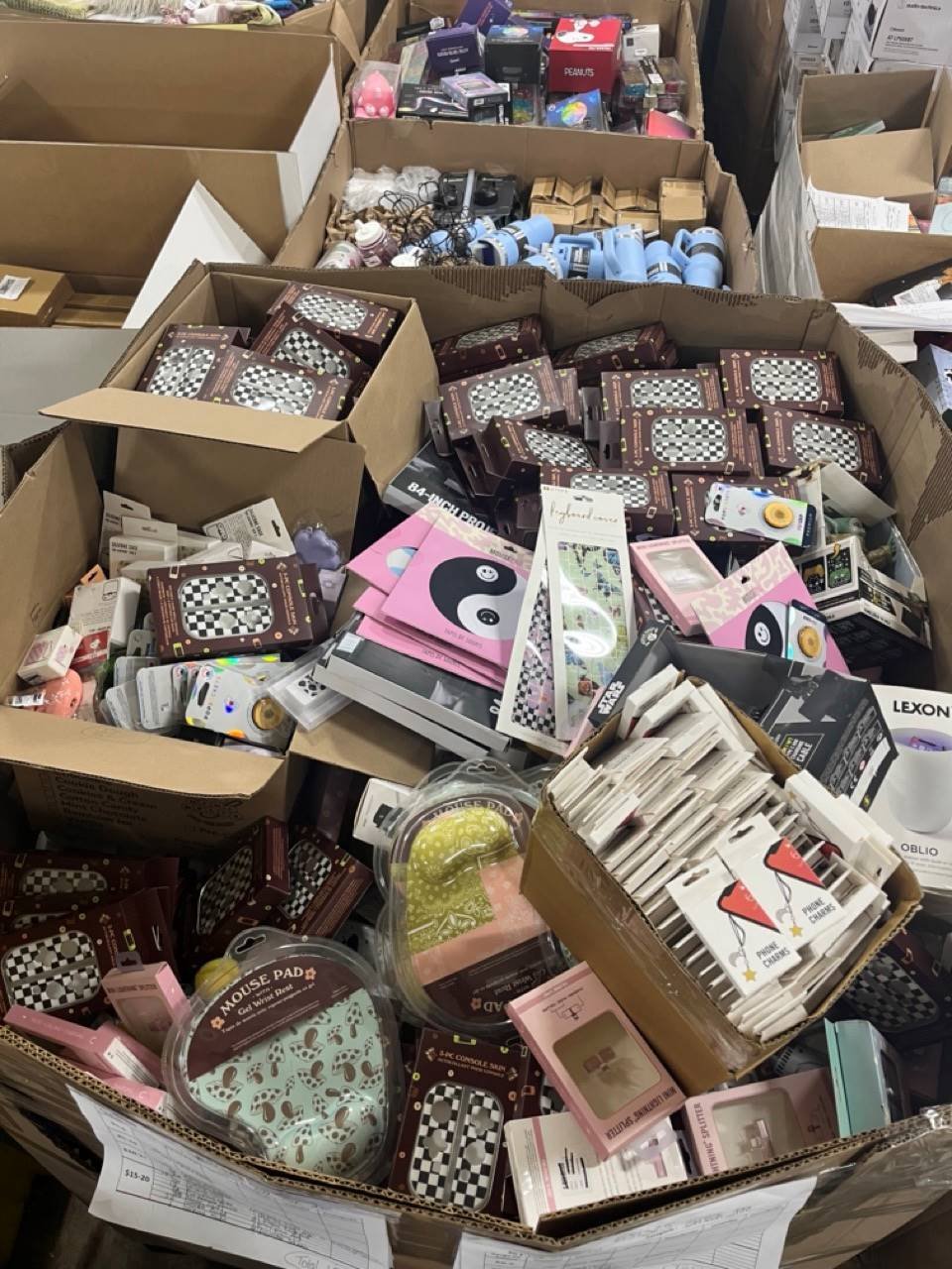 Assortierte Technik-Zubehör-Restposten günstig kaufen